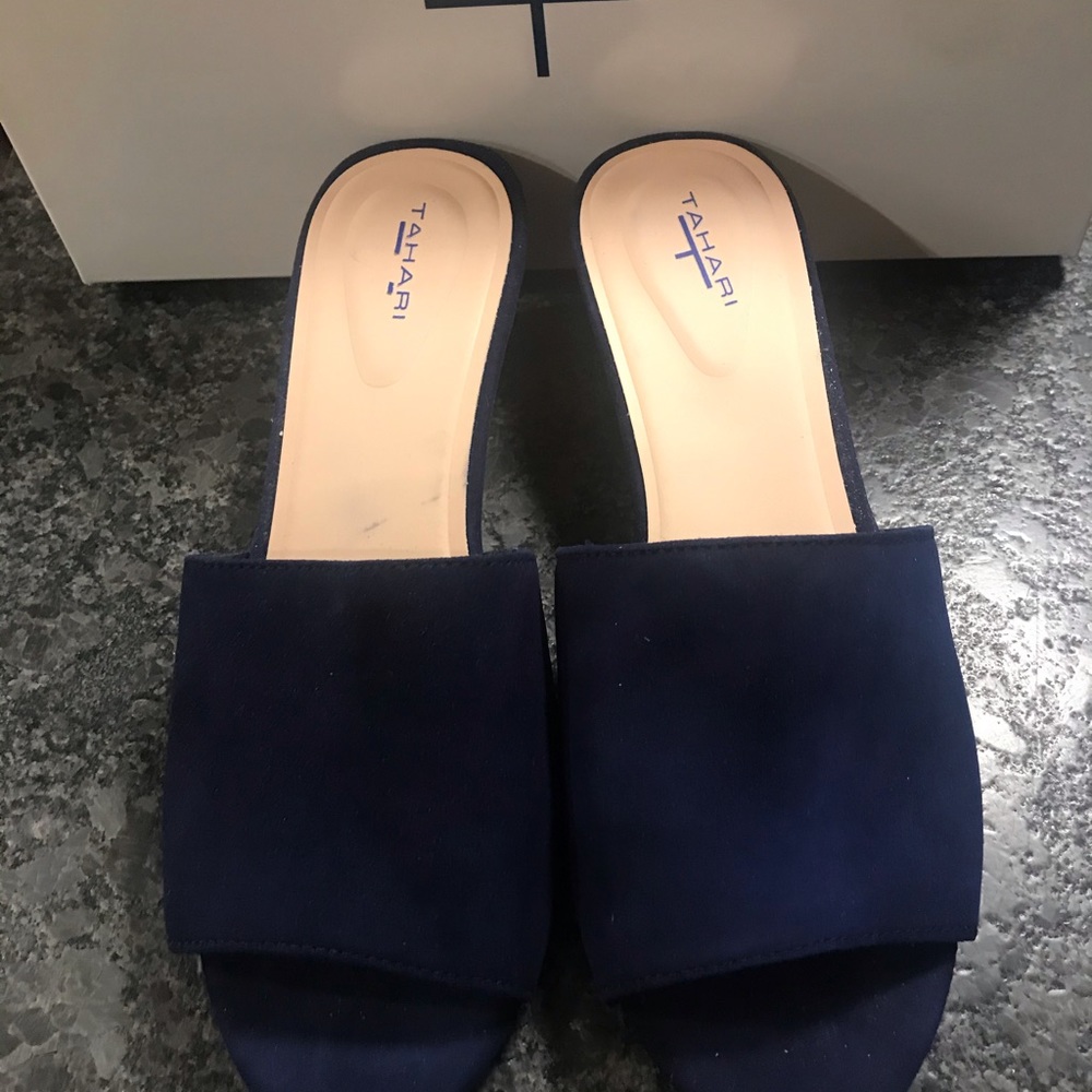 NIB Tahari Neomea Blue Suede Wedge